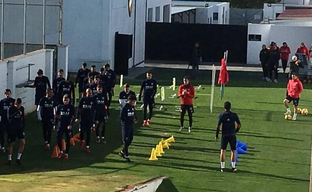 Los jugadores del Valencia durante el entrenamiento matutino del miércoles pasado, en una imagen de archivo.