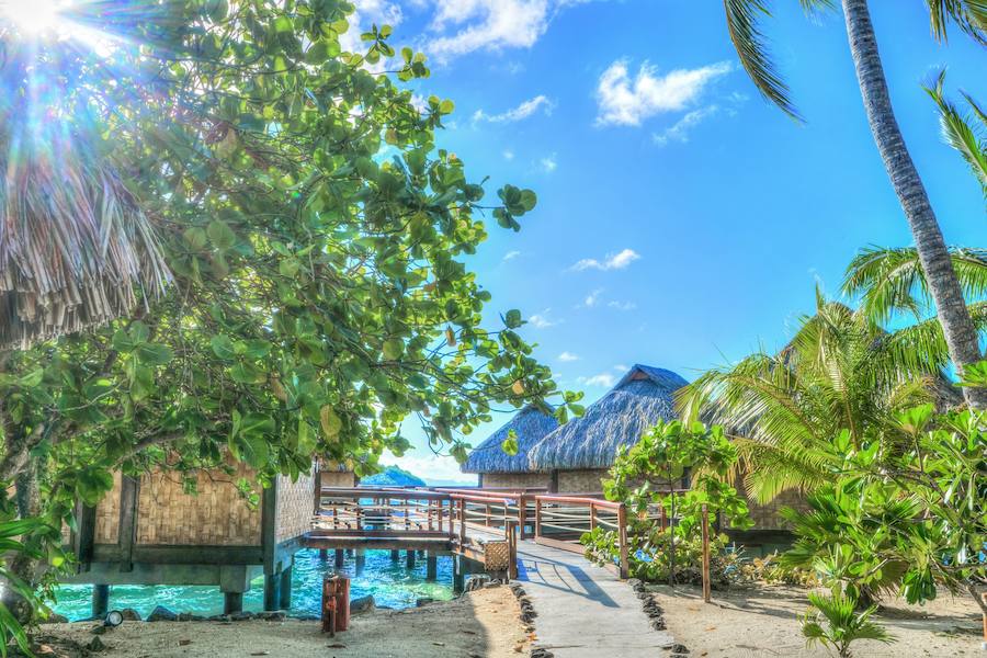 BORA BORA, en la Polinesia Francesa. Se trata de una de las islas más paradisiacas del mundo, formada por un volcán extinto y rodeada por arena blanca, aguas totalmente cristalinas y un gran arrecife de coral. Este atolón está rodeado además, por diversos motus -o pequeños islotes alargados- uno de ellos, el más conocido es el Motu Tapu.