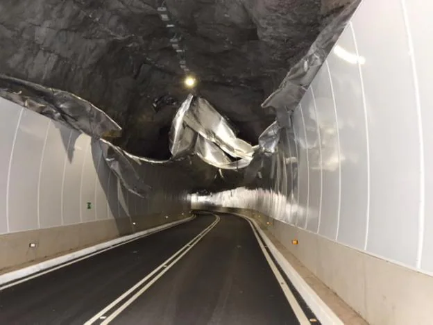 Estado que presentaba el domingo la cubierta destrozada a causa de las ventiscas en el interior del túnel. 