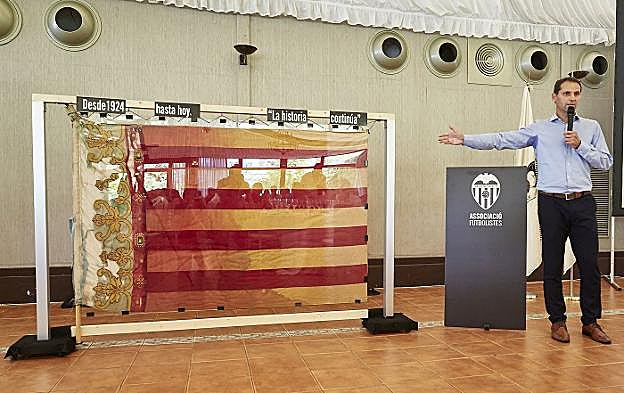 Fernando Giner, con la bandera fundacional del Valencia, que le fue entregada de manera anónima. 