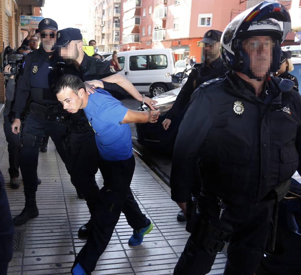  ASESINÓ A SU HIJA | De entre los 27 homicidios contabilizados hasta la fecha en la Comunitat, uno destaca por su especial crueldad. Laurentiu Mihai D., de 28 años, degolló a su hija de dos años en Alzira en un caso con tintes de violencia machista. Según las investigaciones, lo hizo para vengarse de su pareja. Ella había anunciado su voluntad de denunciar amenazas y poner fin a la relación.