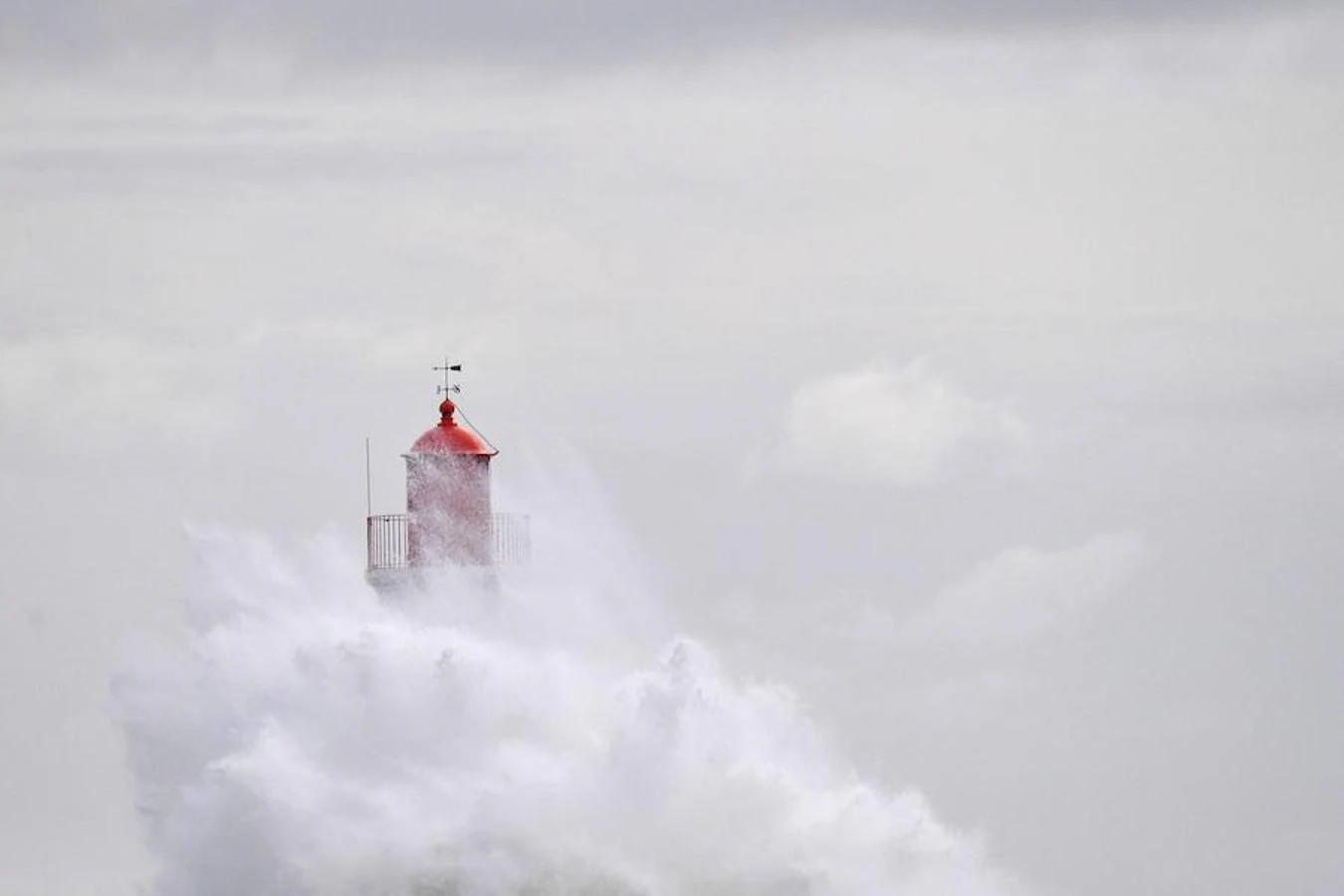 En Francia, las ráfagas de viento provocadas por la tormenta Ana alcanzan velocidades de 140 a 150 km/h y las olas gigantes amenazan con sumergir parte del litoral.