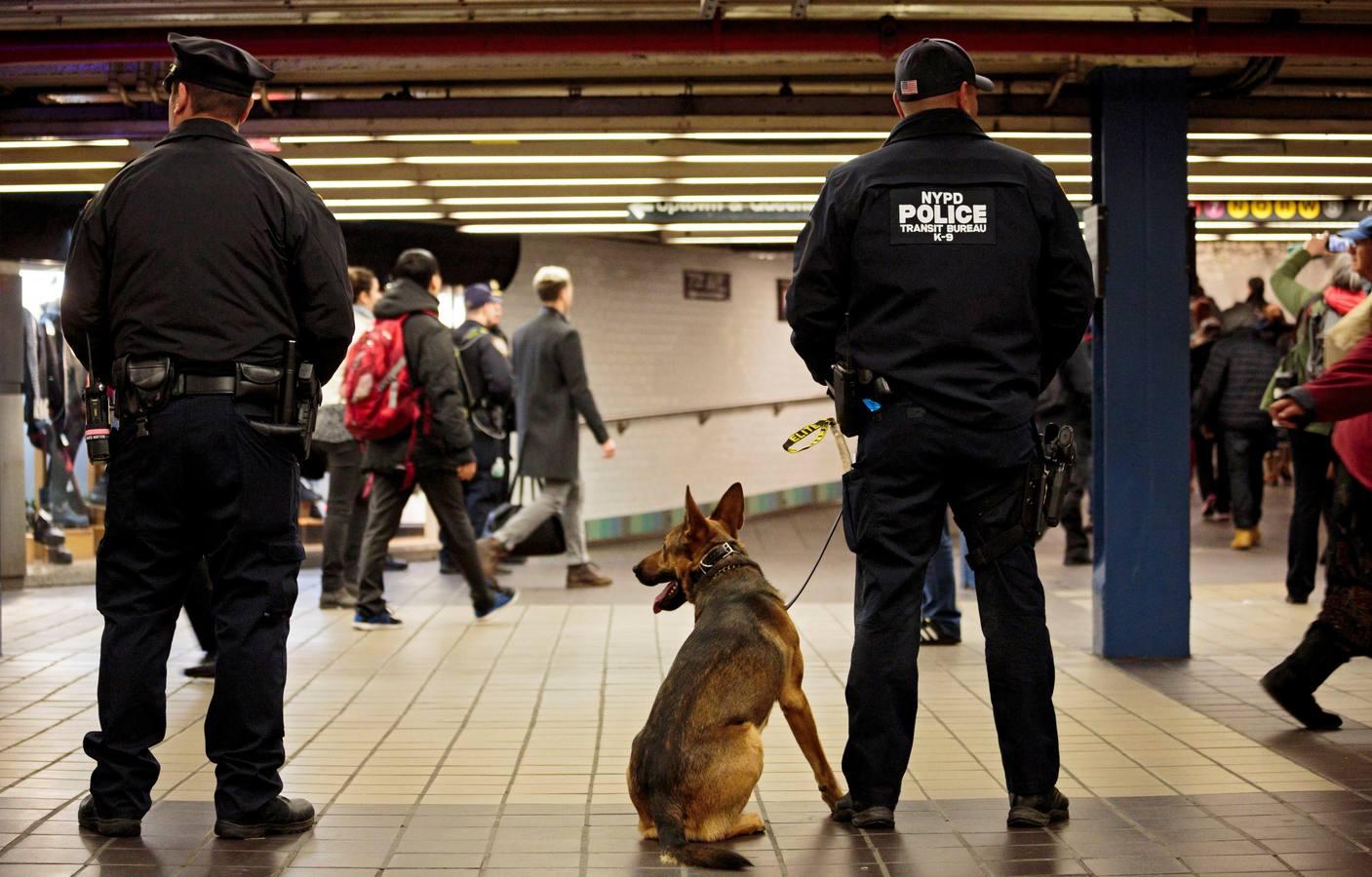 El autor del atentado fallido en Nueva York es acusado de terrorismo. En la imagen, la policía controla el metro de Nueva York.