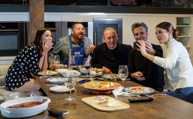 Los protagonistas de 'Perfectos Desconocidos' junto a Bertín Osborne.