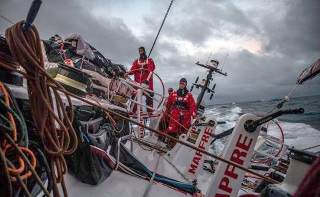 Los barcos de la Volvo luchan contra olas de 13 metros