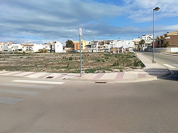 Parcela de uso educativo en Els Pedregals. 