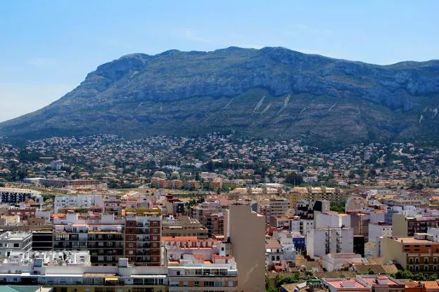 Vista panorámica de la ciudad y del Montgó tomada desde el castillo de Dénia. 