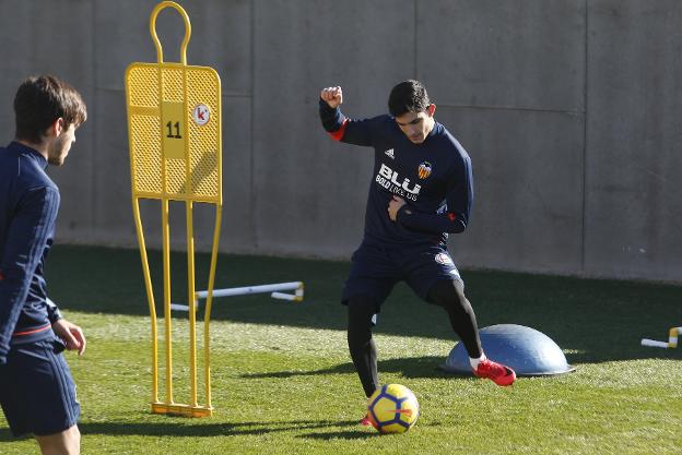 Gonçalo Guedes golpea en el entrenamiento de ayer. 