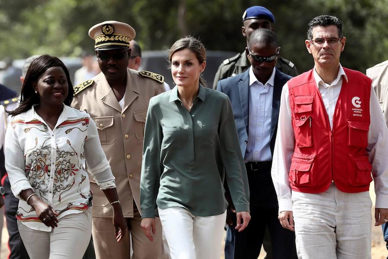 La Reina visita Senegal para conocer algunos de los proyectos de cooperación que España tiene en marcha en este país, en especial, en materia de defensa de los derechos de la mujer y de desarrollo económico y social. 