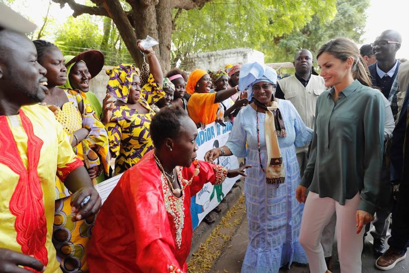 La Reina visita Senegal para conocer algunos de los proyectos de cooperación que España tiene en marcha en este país, en especial, en materia de defensa de los derechos de la mujer y de desarrollo económico y social. 