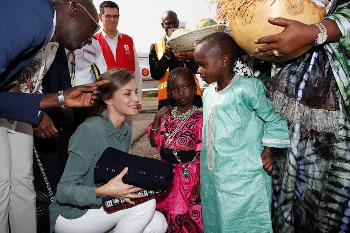 La Reina visita Senegal para conocer algunos de los proyectos de cooperación que España tiene en marcha en este país, en especial, en materia de defensa de los derechos de la mujer y de desarrollo económico y social. 