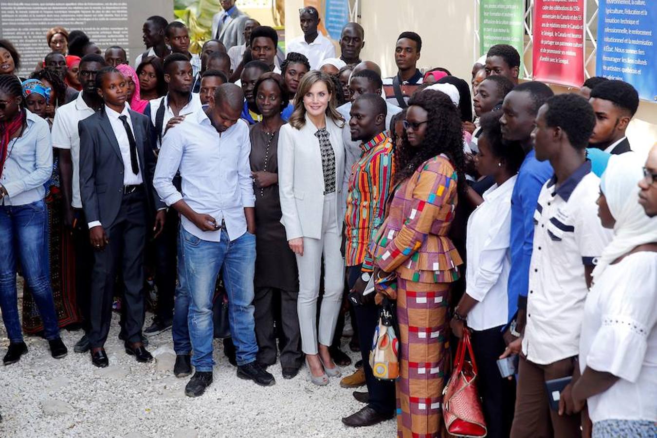 La Reina visita Senegal para conocer algunos de los proyectos de cooperación que España tiene en marcha en este país, en especial, en materia de defensa de los derechos de la mujer y de desarrollo económico y social. 