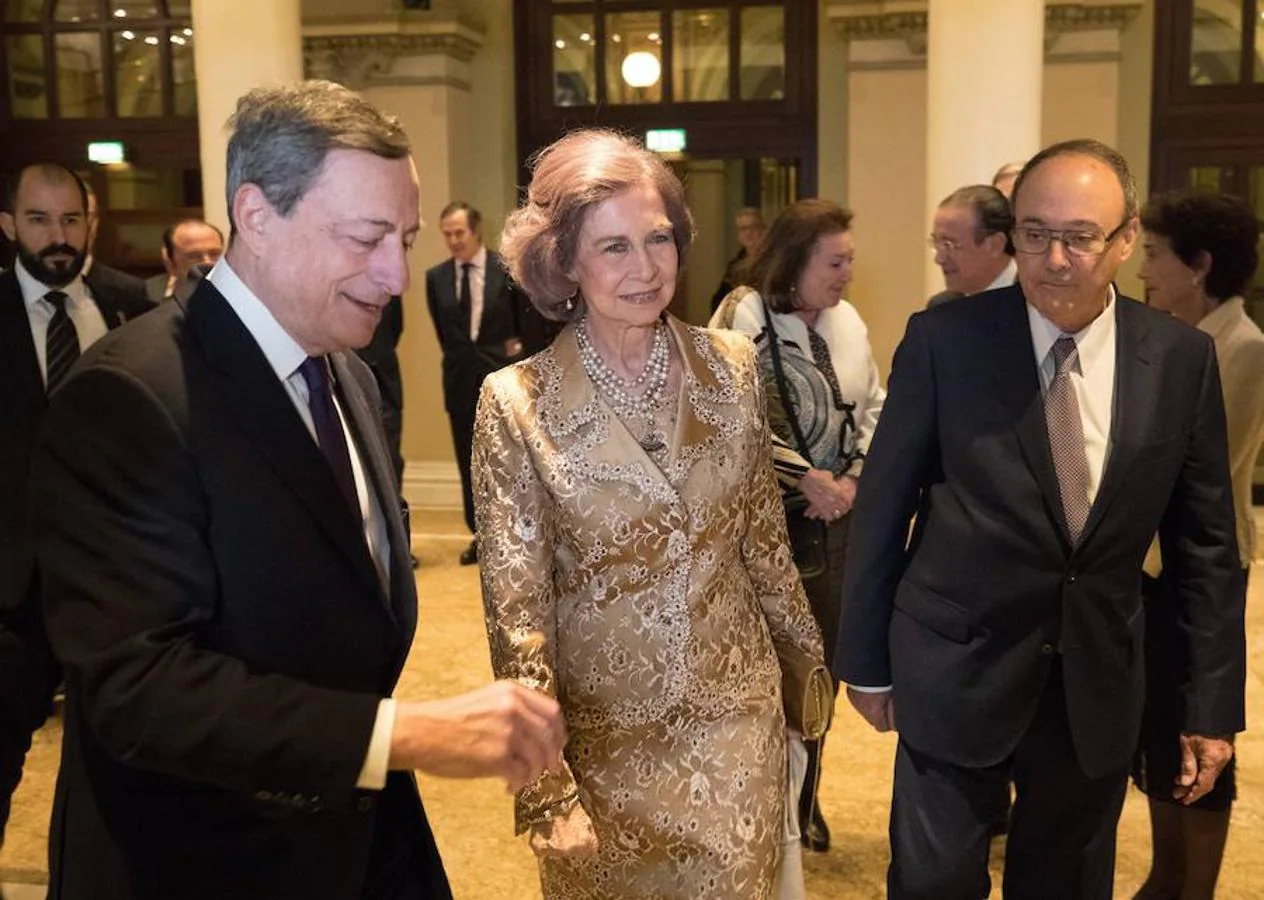 La reina Sofía (c), el presidente del Banco Central Europeo Mario Draghi (i) y el gobernador del Banco de España (d) Luis María Linde asisten al concierto de clausura de las 'Jornadas Culturales Europeas del BCE: Inspiring Spain' en Fráncfort (Alemania).