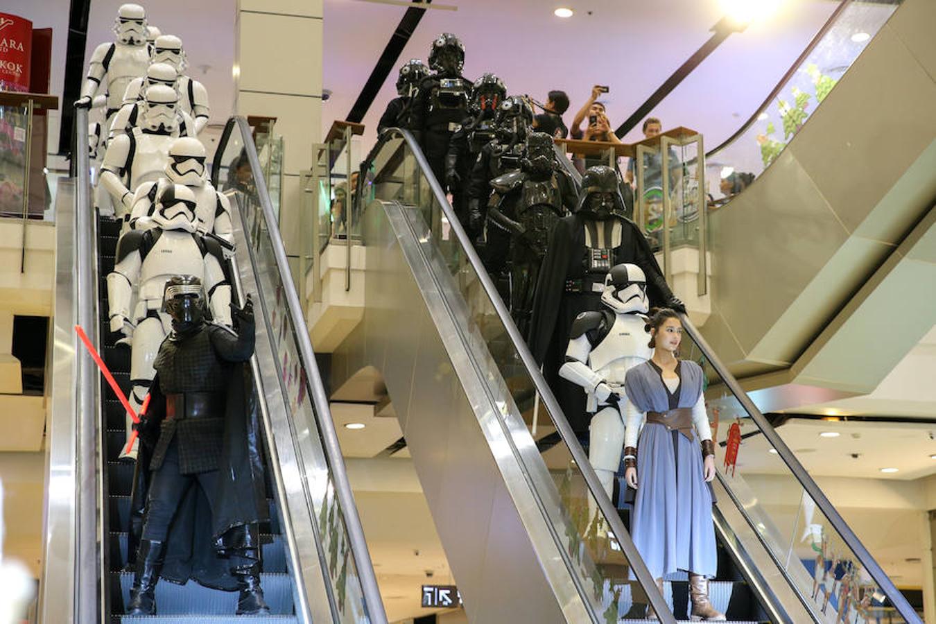 Personas caracterizadas de personales de 'Star Wars' asisten a un evento por el estreno de 'Los últimos Jedi' en Bangkok.