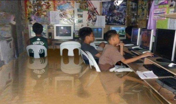 En 2012 esta imagen dejó a todo el mundo con la boca abierta; varios niños filipinos estaban jugando con ordenadores en una habitación completamente anegada tras las inundaciones que asolaron el país durante aquel año. No existió tal situación.