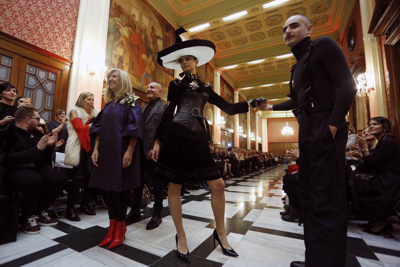 El Ateneo Mercantil de Valencia albergó este jueves un desfile solidario de moda, arte y cultura. El evento, presentado por nuestros compañeros de REVISTA DE VALENCIA Tono Sanmartín y Judith Mas Fenollar, reunió a numerosos rostros conocidos de la sociedad valenciana.