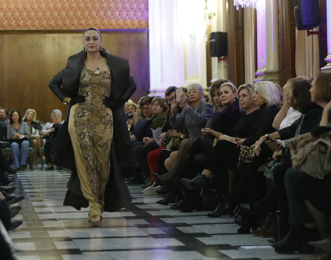 El Ateneo Mercantil de Valencia albergó este jueves un desfile solidario de moda, arte y cultura. El evento, presentado por nuestros compañeros de REVISTA DE VALENCIA Tono Sanmartín y Judith Mas Fenollar, reunió a numerosos rostros conocidos de la sociedad valenciana.