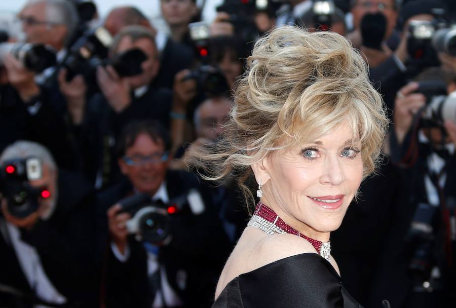 La actriz estadounidense Jane Fonda sonríe a su llegada a la presentación de la película "Youth" (Juventud) durante el 68 Festival de Cine de Cannes, en Francia, el 20 de mayo de 2015. Jane Fonda cumplirá 80 años el próximo 21 de diciembre. 