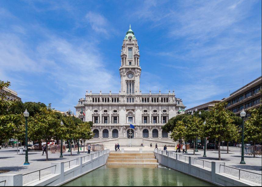 AYUNTAMIENTO DE OPORTO: El ayuntamiento de Oporto se encuentra al final de la avenida de los Aliados, en el corazón de la ciudad. Lo custodian una gran zona peatonal y una gran hilera de árboles.