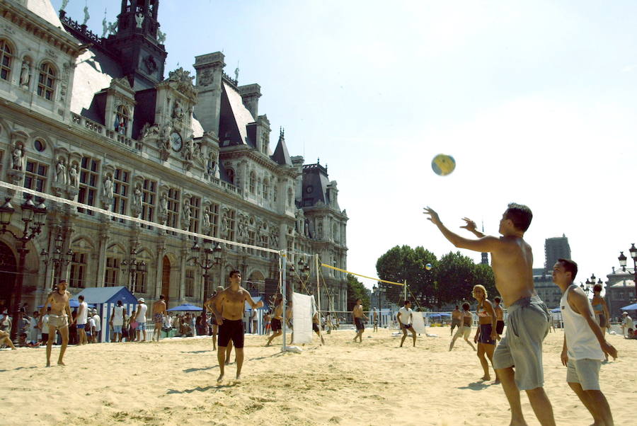 AYUNTAMIENTO DE PARÍS: En el año 2003 incluso se instalaron en la plaza del ayuntamiento parisino varios campos de arena para que los más deportistas disputaran partidos de voley playa.