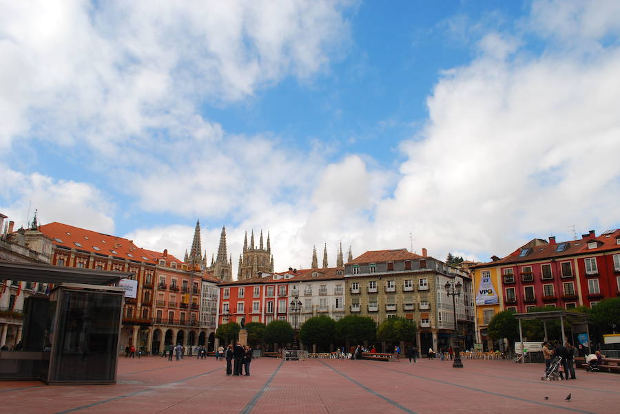 PLAZA MAYOR DE BURGOS: Nada de coches. Por la plaza mayor de Burgos no transitan más que las personas. Completamente diáfana, cuenta con multitud de bancos y mucho espacio para caminar.