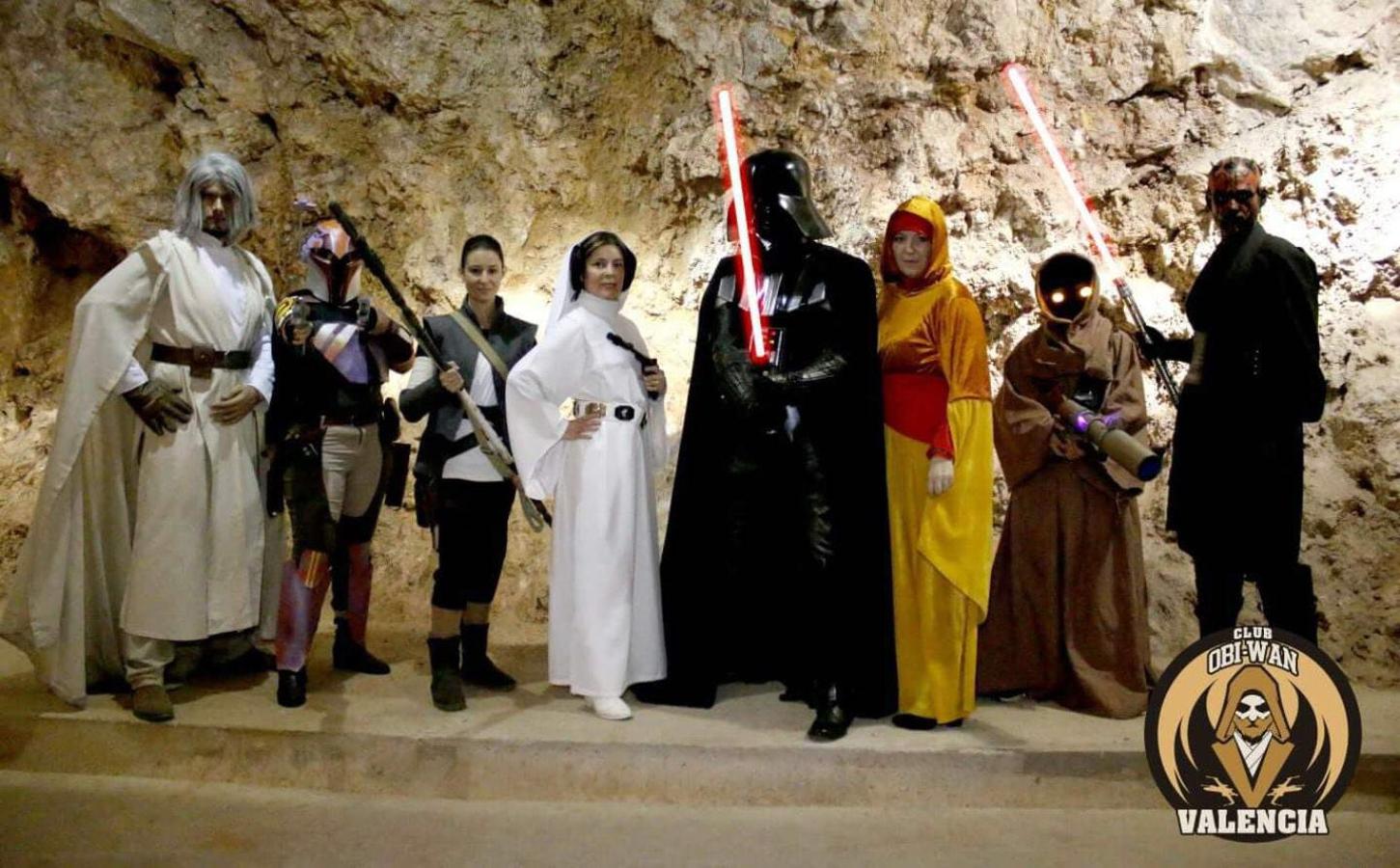 Como si de la misma orden Jedi se tratara, el club Obi-Wan de Valencia es uno de los más implicados en la pasión galáctica. Organizan todo tipo de eventos, también benéficos. La más emocionada es su vicepresidenta, Victoria Meri: «En los eventos la gente llora cuando me ve caracterizada de Princesa Leia y me mandan hasta cartas», apunta.