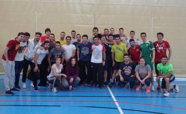 David González-Cutre, en el centro con camiseta blanca y roja, junto a sus alumnos.