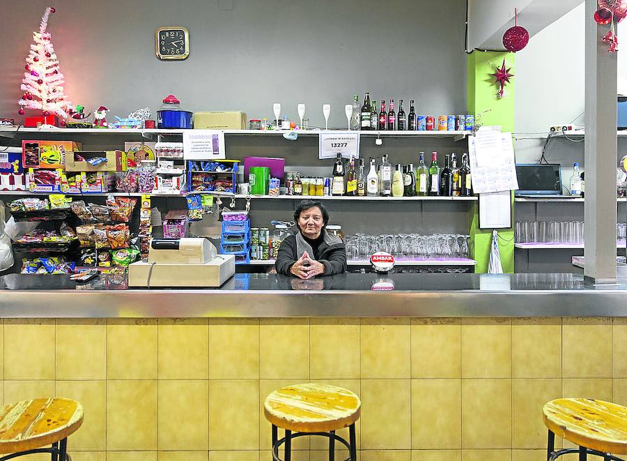 Club social. Antonia, emigrante colombiana, tras la barra del bar donde se suelen reunir los vecinos. 