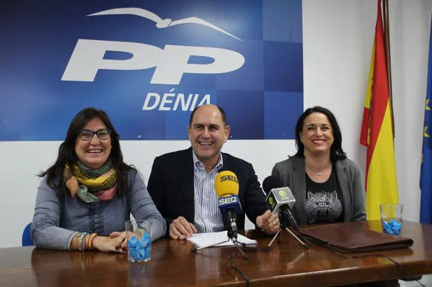 María Mut, Antoni Joan Bertomeu e Isabel Gallego, en la comparecencia de ayer en Dénia. 