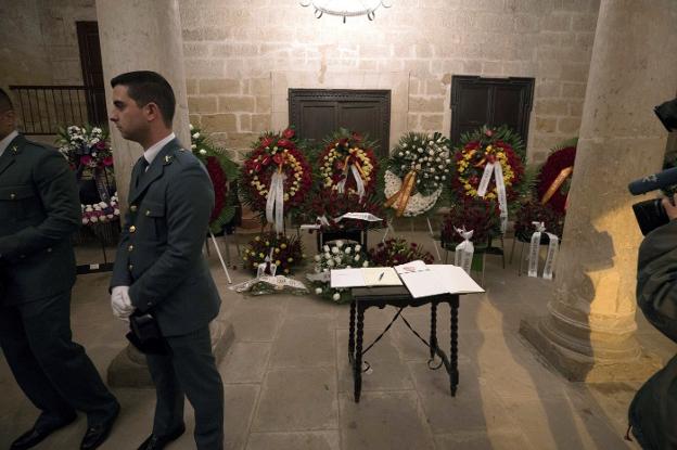 Capilla ardiente de los dos guardias civiles asesinados. 