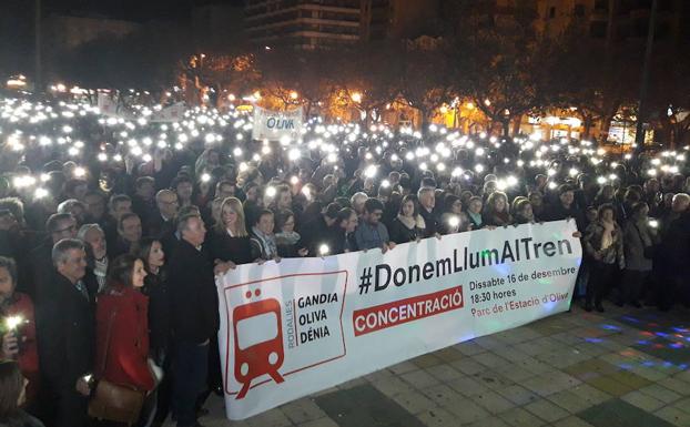 Unas 5.000 personas salen a la calle para reivindicar el tren Gandia-Dénia