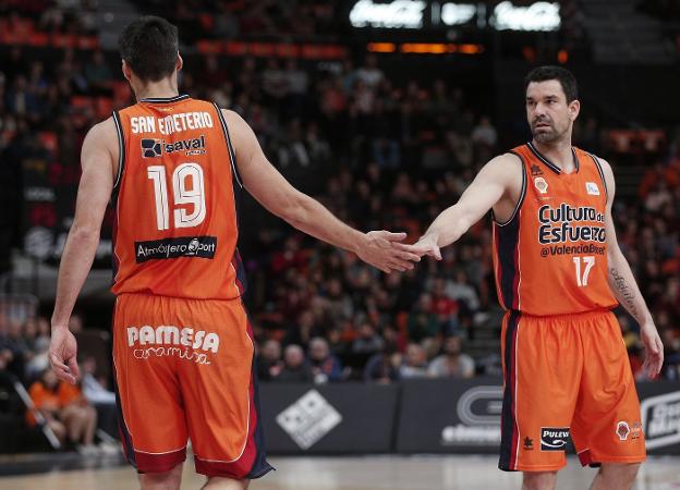 San Emeterio y Rafa Martínez se saludan en el último partido de la ACB en la Fonteta. 