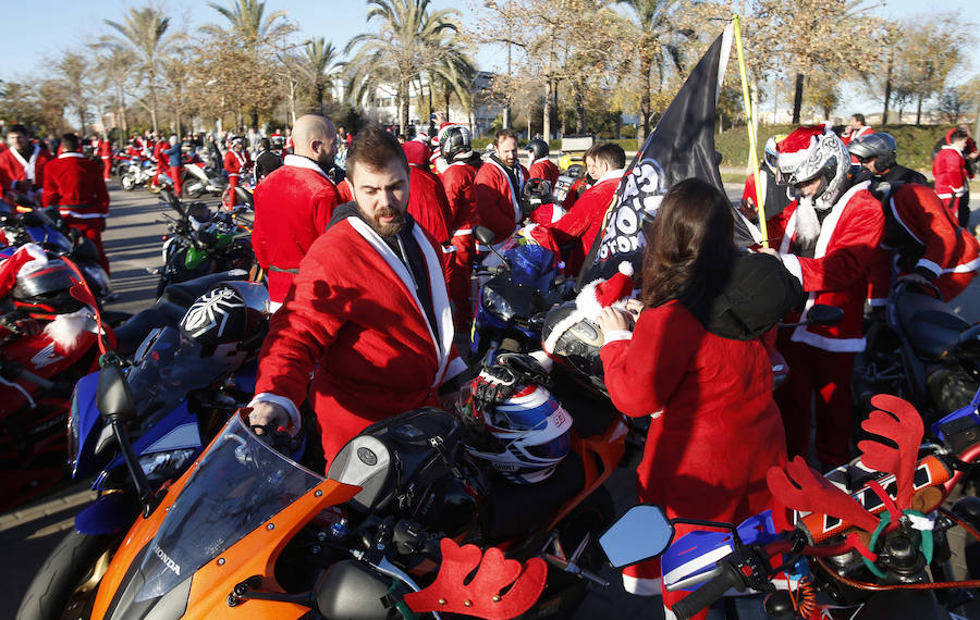 Fotos de la concentración motera para recoger juguetes para niños enfermos de cáncer