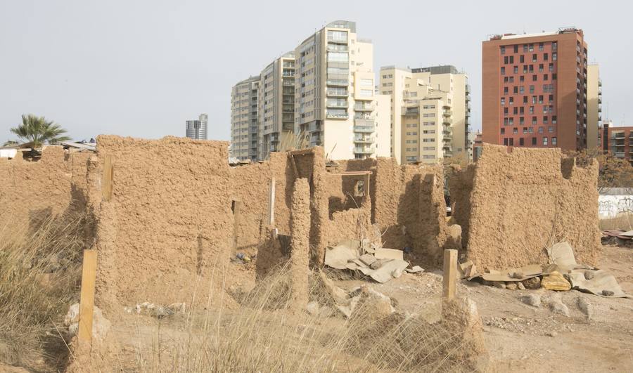 Un inmigrante levanta con sus manos una casa africana de adobe junto al Bioparc | Barro, plásticos y maderas sirven a un congoleño para construir una vivienda con muros de dos metros; «como de la basura y bebo de la huerta», dice el africano