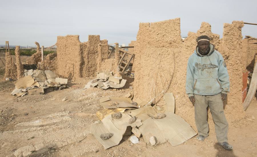 Un inmigrante levanta con sus manos una casa africana de adobe junto al Bioparc | Barro, plásticos y maderas sirven a un congoleño para construir una vivienda con muros de dos metros; «como de la basura y bebo de la huerta», dice el africano