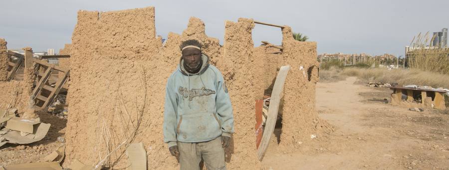 Un inmigrante levanta con sus manos una casa africana de adobe junto al Bioparc | Barro, plásticos y maderas sirven a un congoleño para construir una vivienda con muros de dos metros; «como de la basura y bebo de la huerta», dice el africano