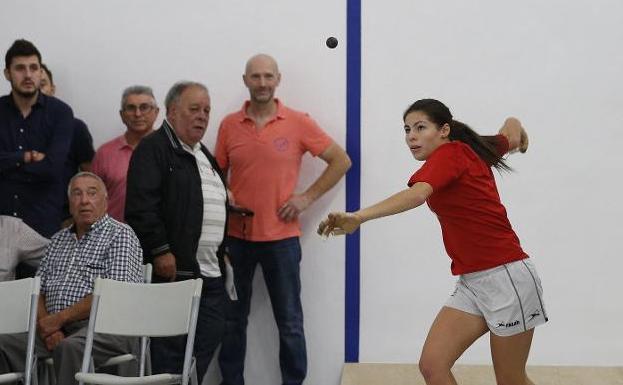 Partida de pilota femenina en Pelayo. 