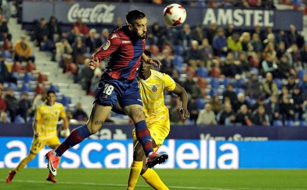 Cabaco golpea un balón frente al Girona en la vuelta de Copa.