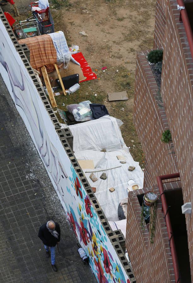 Policía Local y Servicios Sociales atienden a una veintena de indigentes, que rechazan irse a un albergue, en una parcela junto a la avenida Aragón
