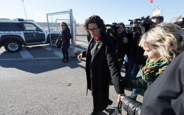 Marta Rovira, durante el acto organizado por Esquerra a las puertas de la prisión de Estremera. 