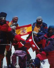 Imagen secundaria 2 - Arriba, en el polo sur en 1995. Abajo, de izquierda a derecha, Gan en el polo norte en 1999 y con sus compañeros en el Everest en 1992.