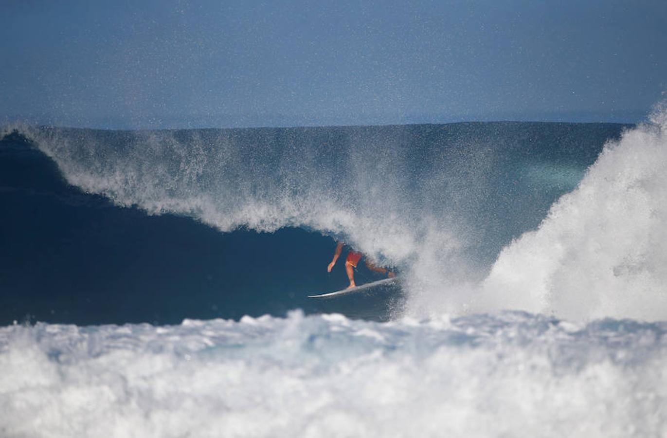 El surfista campeón mundial juvenil Joel Parkinson participa en la Billabong Pipe Masters en la isla de Oahu, Hawaii.