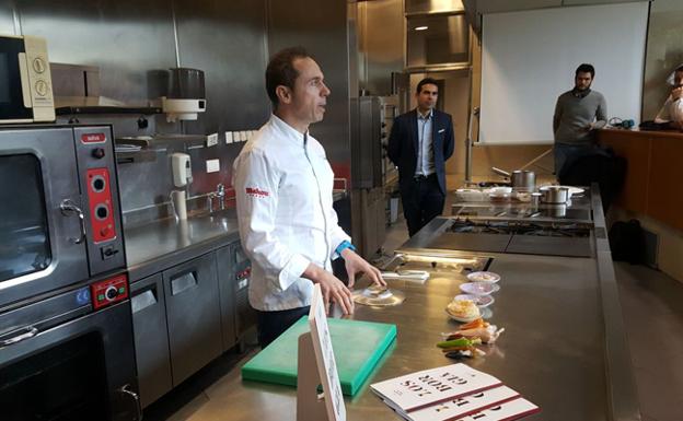 Manuel Alonso, de Casa Manolo, ayer, en la elaboración de su empanada de langostinos. 