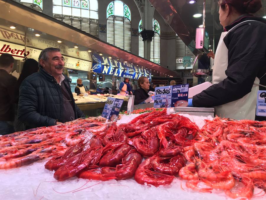 El rojo del marisco nunca falla en navidad. La gamba vuelve a convertirse en el fresco más demandado para estas fechas en el Mercado Central de Valencia. Los percebes, cigalas y clóchinas también tienen un lugar asegurado en las pescaderías.