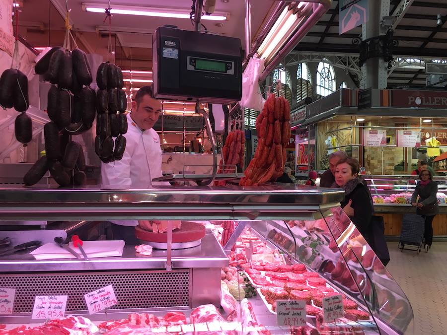 En el mercado destaca la presencia de la carne. Productos frescos con colores potentes que llaman la atención de los compradores. Durante la navidad, el artículo más buscado es la paletilla de cordero. 