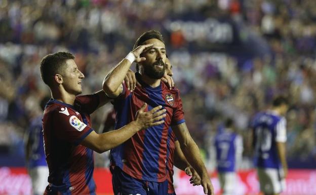 Bardhi felicita a Morales tras marcar un gol. 