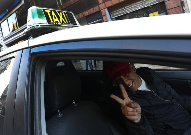 Un taxista hace el signo de la victoria, ayer en una calle de Valencia. 