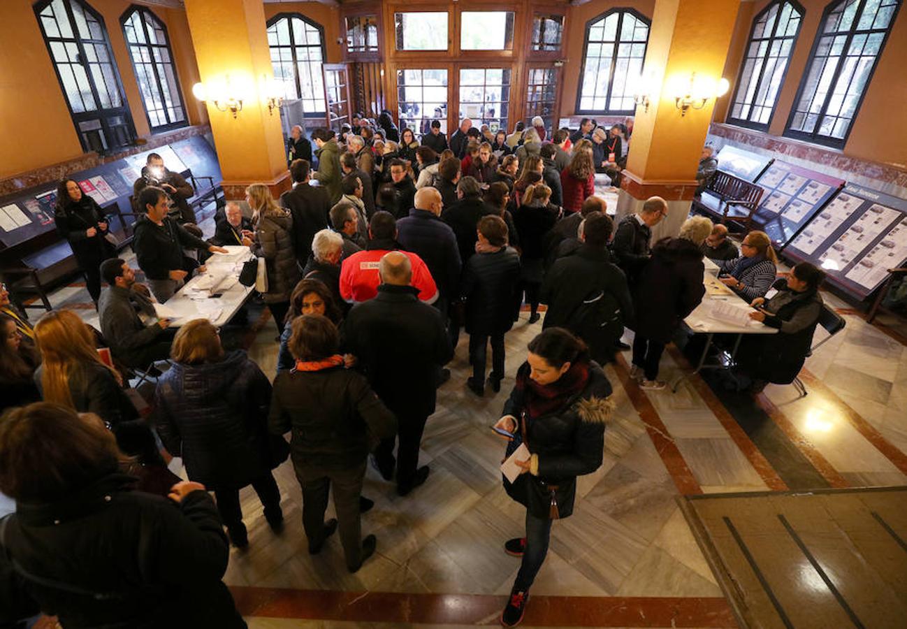 Normalidad en los colegios de Cataluña durante las primeras horas de lla jornada electoral.