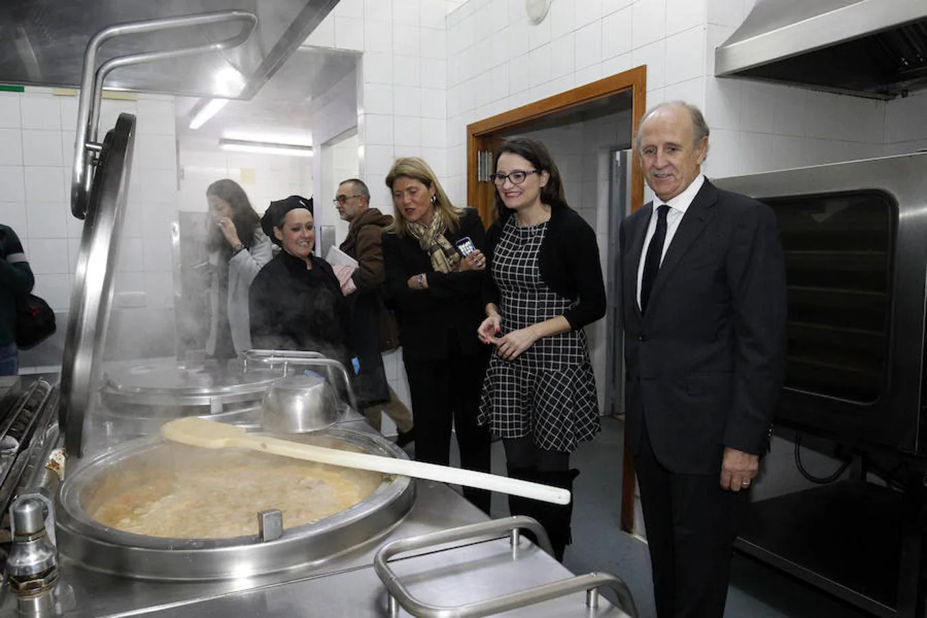 La consellera de Igualdad y Políticas Inclusivas, Mónica Oltra, visitó este jueves la sede central de Casa Caridad por primera vez desde que ocupa el departamento de asuntos sociales de la Generalitat, aunque sí acudió en 2015 al albergue y escuela infantil que la entidad inauguró en Benicalap.