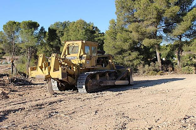 Un policía observa una foto de una máquina en el yacimiento. 
